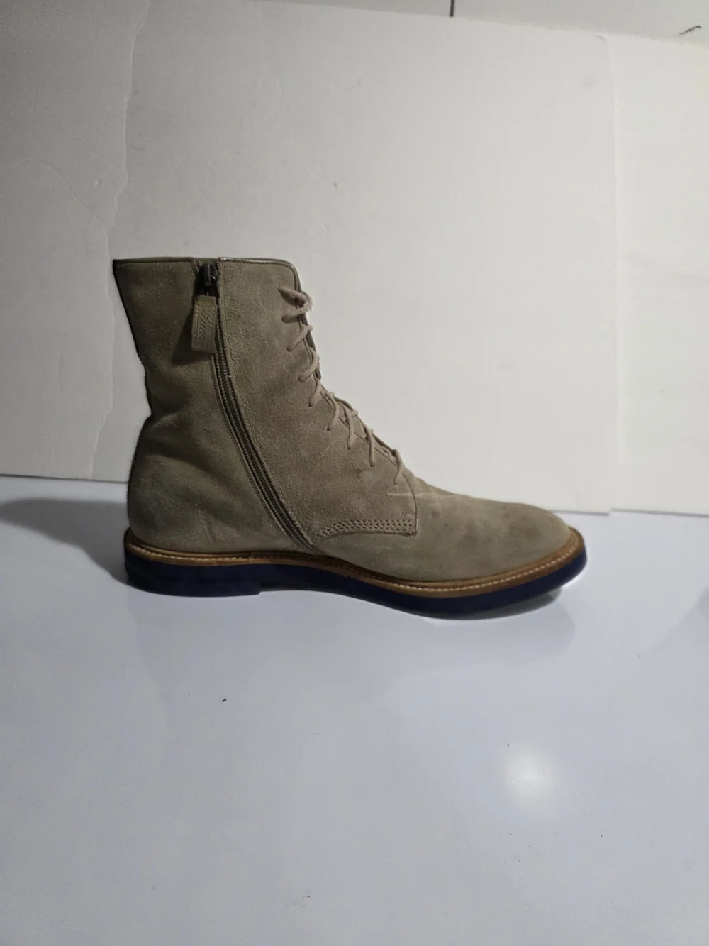 Gucci Men's Suede Lace-Up Boots in Beige with Navy Sole Size 9 Blue Soles